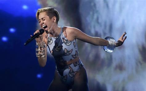 Miley Cyrus’ Uncensored ‘MTV Unplugged’ Performance。